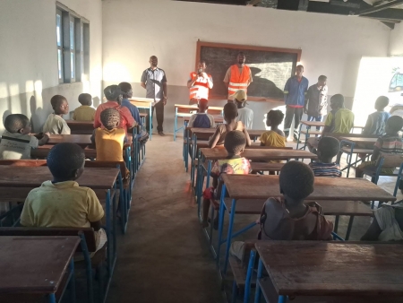 Novos Horizontes | Escola Primária de Naadjiue-Reno recebe carteiras para reforçar condições de aprendizagem